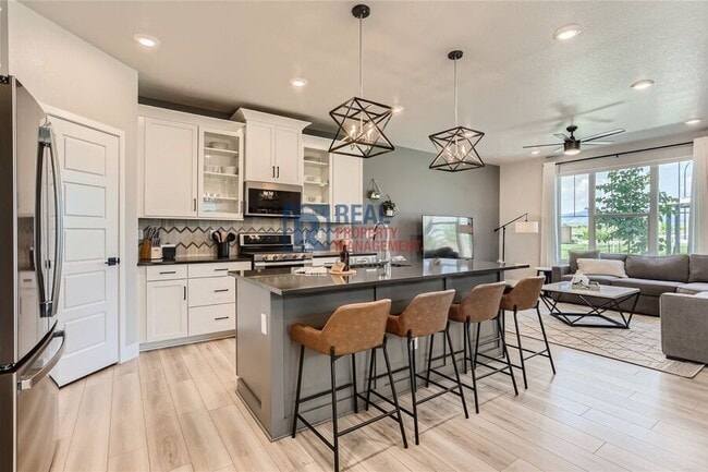 Photo - 8375 Holman St