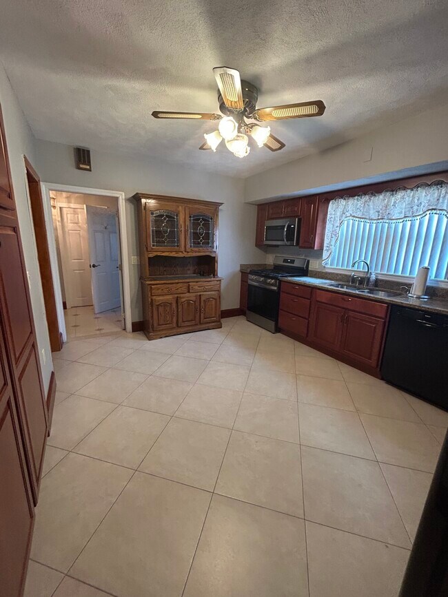 Building Photo - 58 Maple St Unit 2