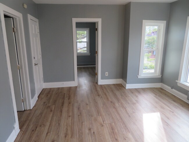 Photo - 107 Manitoba Ave W Unit 2 Bedrooms of  2