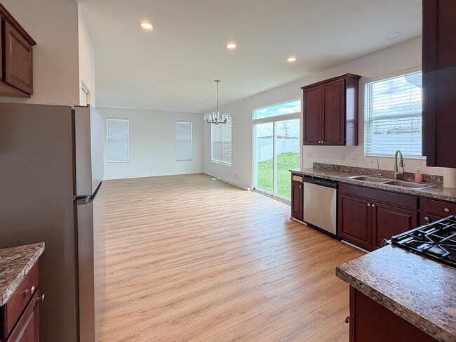 Photo - 651 Olive Ln
