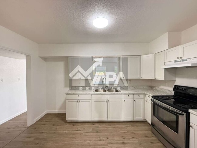Photo - 943 Weizmann St