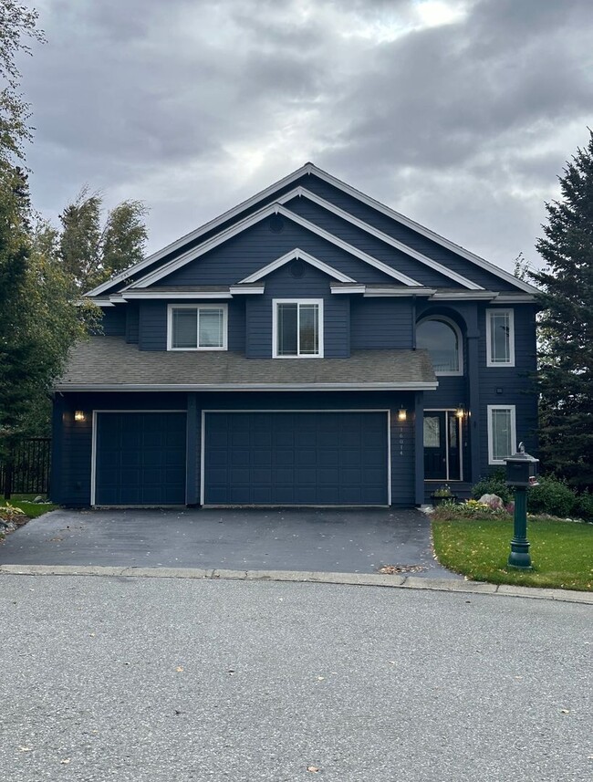 Stunning 3 level home with beautiful views - Stunning 3 level home with beautiful views