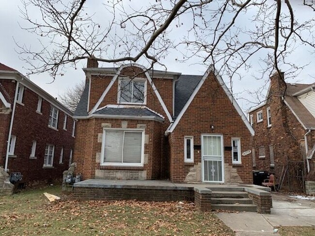 Building Photo - Stop- Wait a Minute ! Beautifully updated upper 2 bedroom flat - Section 8 Accepted