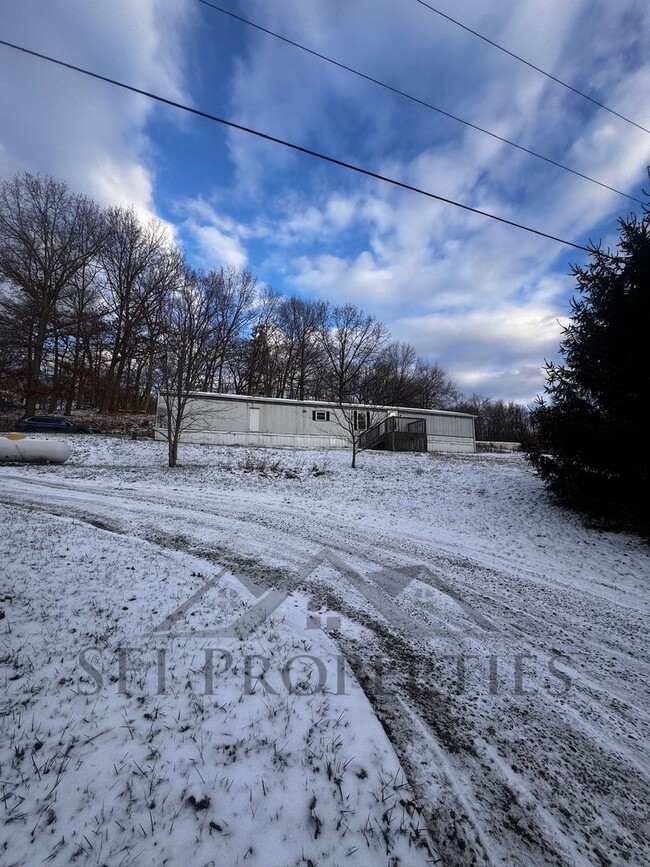 Building Photo - 3 BEDROOMS 2 BATHROOMS HOUSE IN HANOVERTON, OH 44423
