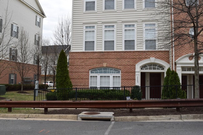 Building Photo - 2500 Eastbourne Dr