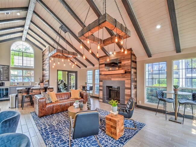 Salón para residentes con estación de café y medios multimedia - Logans Mill