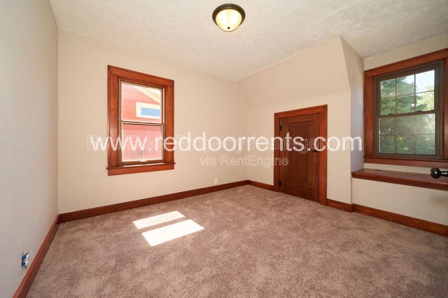 Photo - 412 N Merrill St