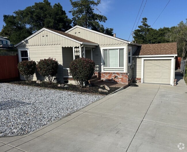 Building Photo - Beautifully Well-Kept 2 Bedroom, 1 Bath Home