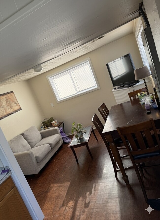 Building Photo - 551 Lexington Ave Unit Downstairs