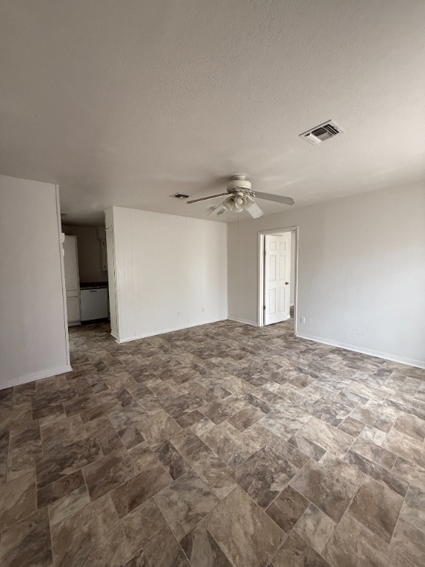 Building Photo - 404 E 9th St Rental