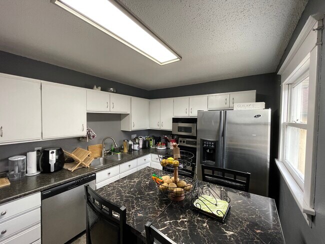 Kitchen - 609 3rd Ave S