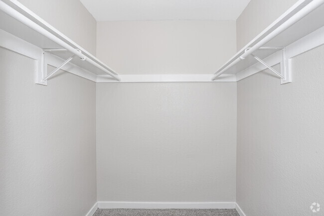 3BR, 2BA - 1,400SF - Walk-In Closet