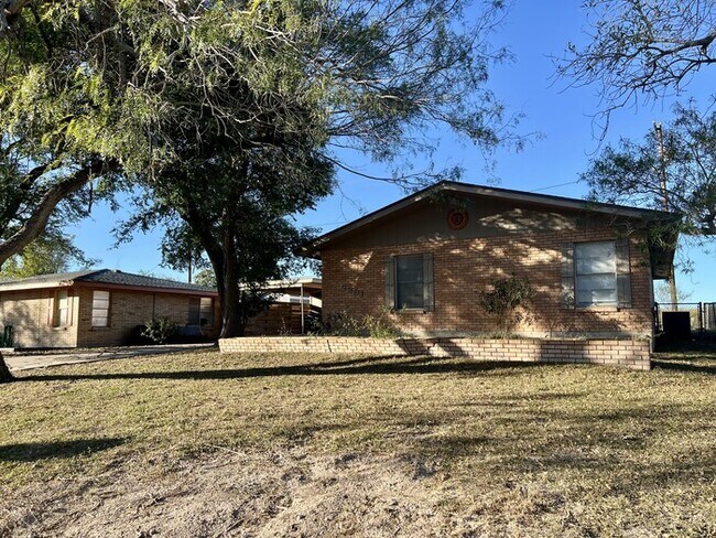 Photo - 2301 N Parkwood Dr