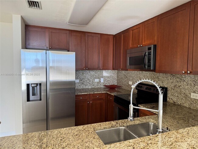 Photo - 19501 W Country Club Dr Unidad PH-06