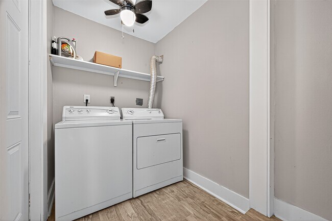 Building Photo - 830 Threadneedle St Unit 240