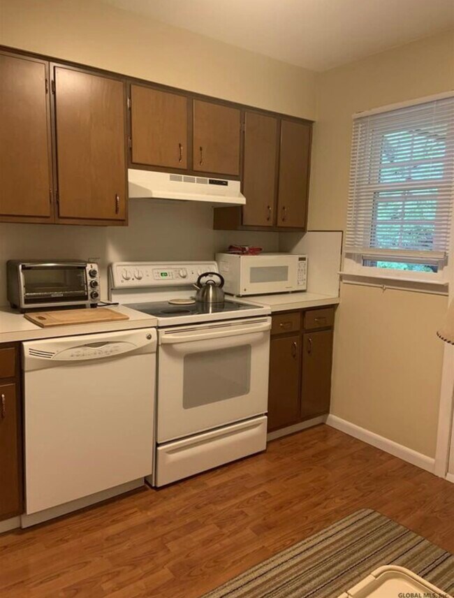 Kitchen - 10 Kensington Ct Unit 1