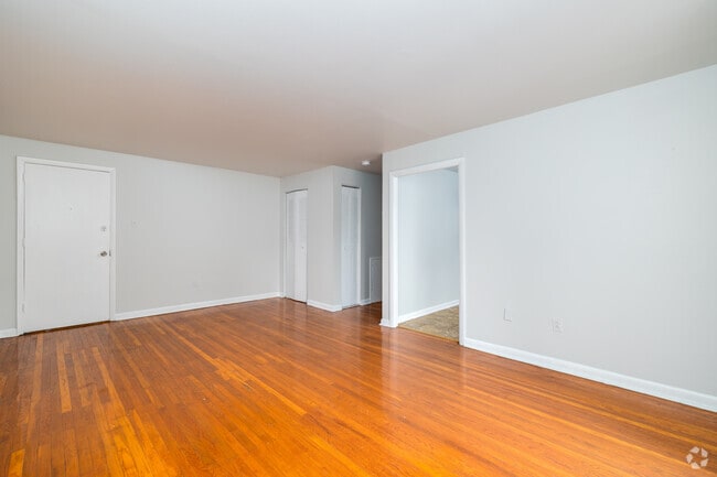 1BR, 1BA - 750SF - Living Room
