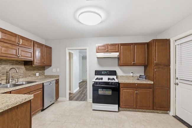 Photo - 3615 Alberta St