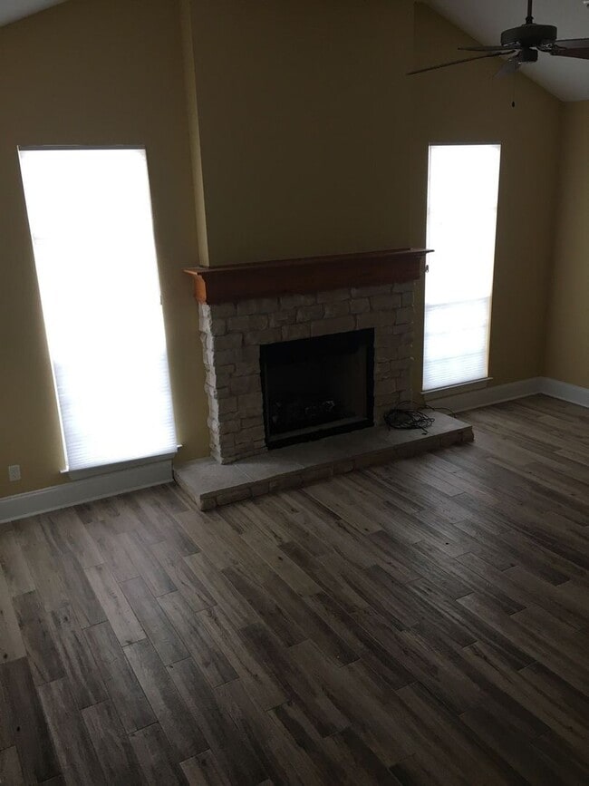 Photo - Beautiful, Custom-Built Home in Established & Coveted MOWAT HIGHLANDS!