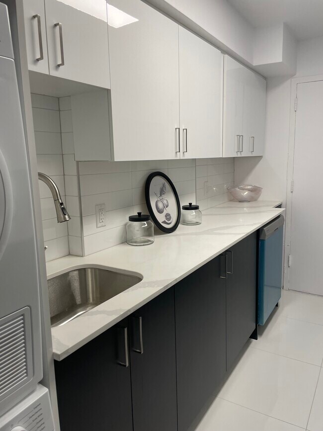 Photo - SKYLINE PLAZA