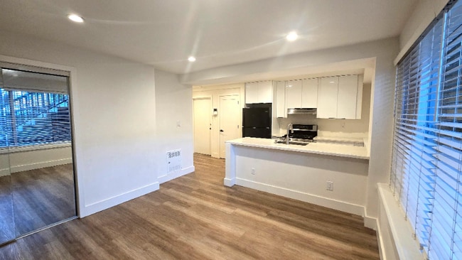 Building Photo - 1651-1651 La Salle Ave Rental