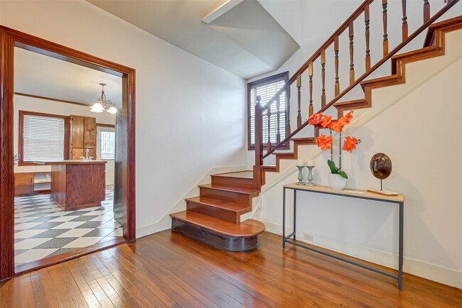 Photo - 2412 Oakdale St