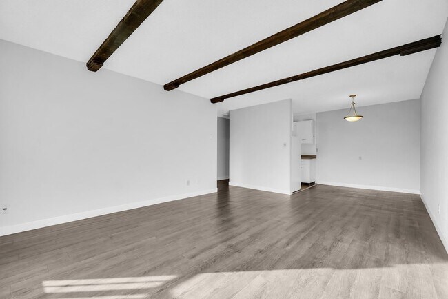 Photo - The Dunsmuir Royale Apartments