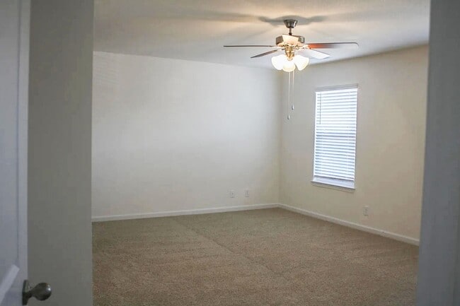 Photo - Spacious 4-Bedroom Home with Office and Patio in Oak Ridge