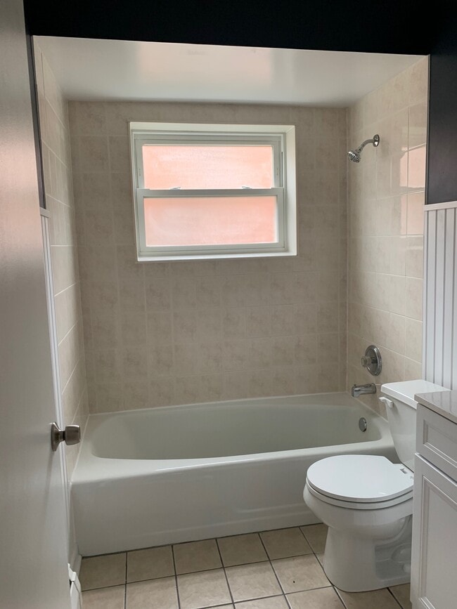 baño completo - 1641 Linden St Unidad 1st floor
