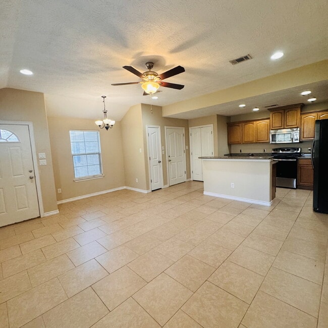 Charming 3-Bed Haven with Granite Elegance in Nederland – Your Perfect Retreat!