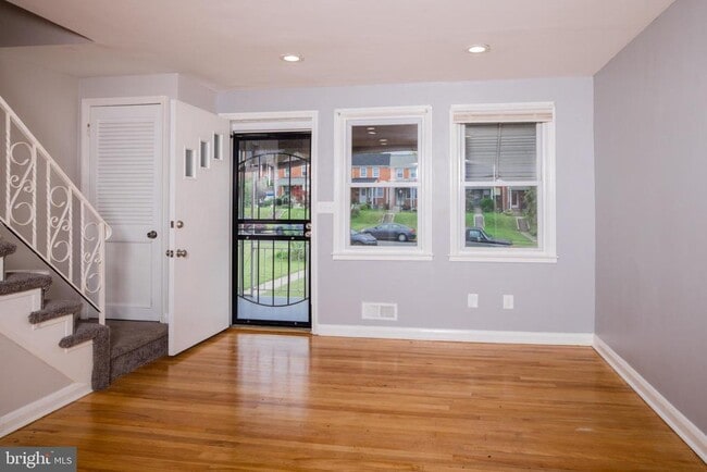 Photo - 8325 Dalesford Rd