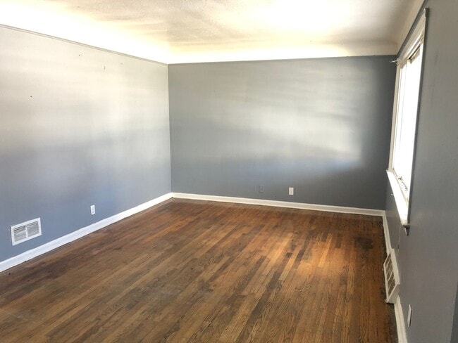 Building Photo - 3 BED 1 BATH IN BEAUTIFUL GARFIELD HEIGHTS!