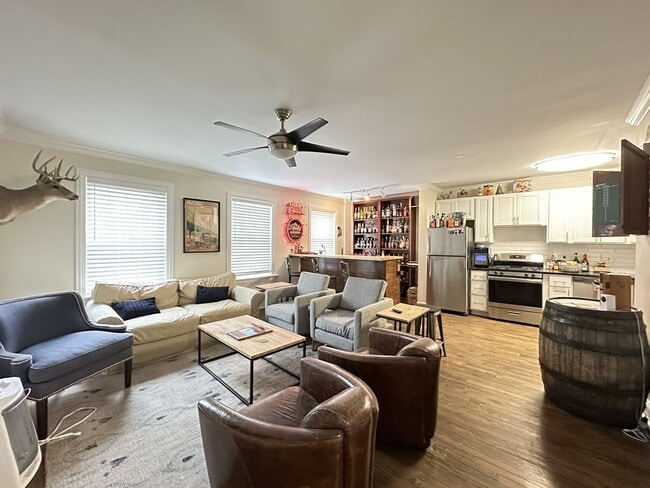 Building Photo - 912 Green Bay Rd Unit J03P