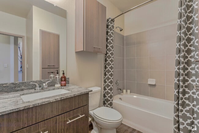 2BR, 2BA - 1458 SF B3 - Bathroom