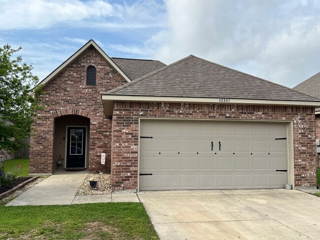 Building Photo - Beautiful Open Floor Plan Home in Keystone at Galvez Subdivision