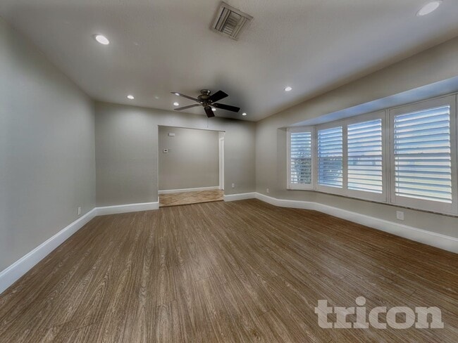 Photo - 507 Edmonton Ct