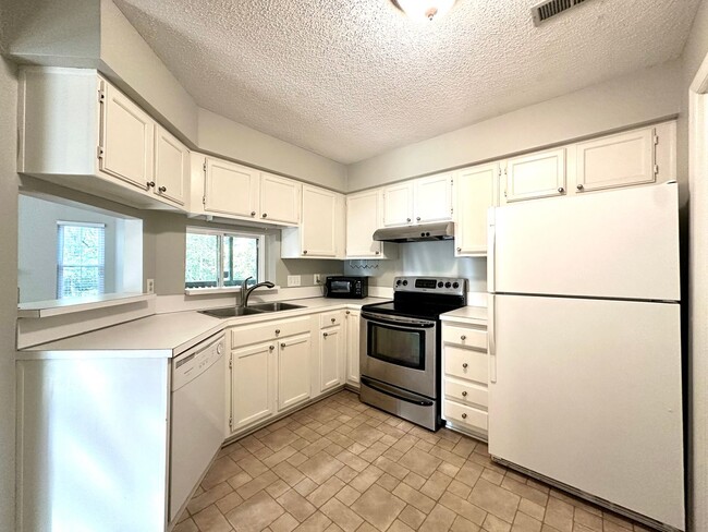 **MOVE IN SPECIAL!**Charming 2BR/2BA Condo... - **MOVE IN SPECIAL!**Charming 2BR/2BA Condo...