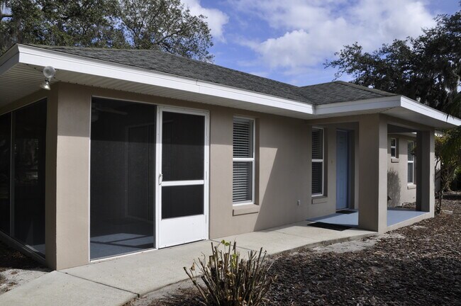 Screen Porch 2 - 5123 Spirit Lake Rd