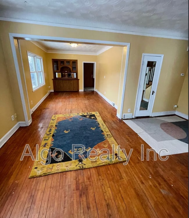 Photo - 1345 Arkwright St N