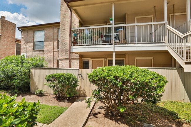 Photo - 2100 Wilcrest Dr