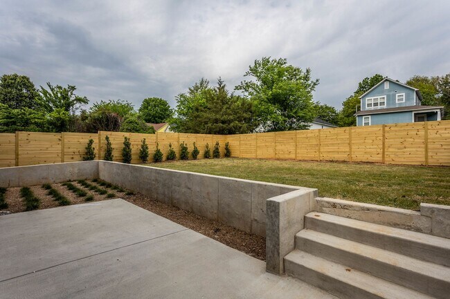 Photo - 323 S East St