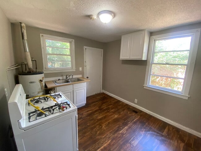 Photo - **AVAILABLE NOW**2 bedroom / 1 bathroom Ho...