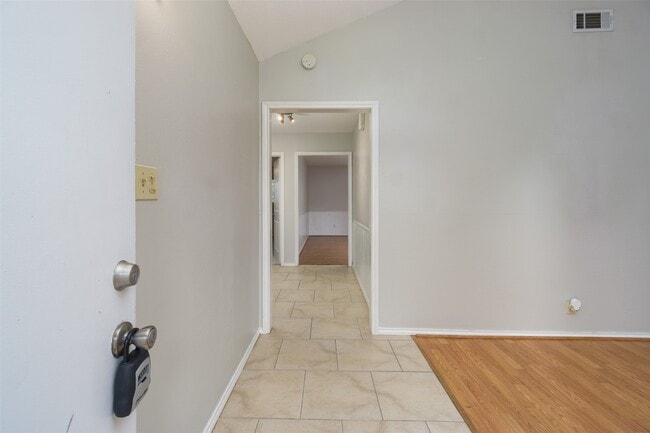 Photo - 2119 Williamsburg Ct S