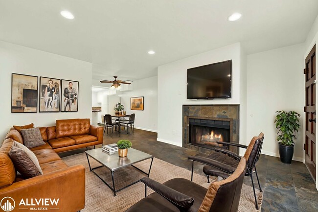 Building Photo - Golden Hill Gem: 2BR/1BA with Fireplace & ... Rental