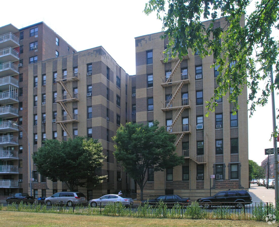 Photo - 3565 Bruckner Blvd