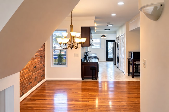 Photo - 1933 4th St NE