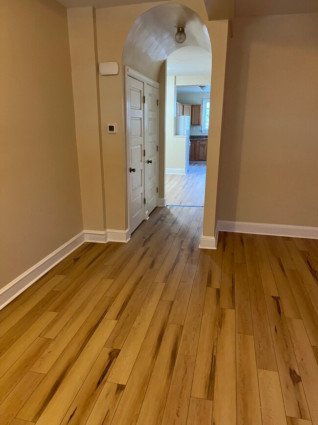 Vista de la cocina-comedor desde la sala de estar. - 507 N Rodney St Unidad Apt #1