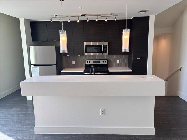 Building Photo - 604 N Bluff Dr Unit 242