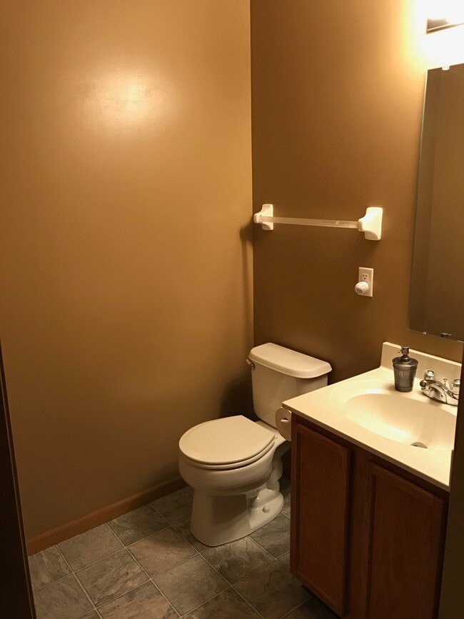 Medio baño en el primer piso - 122 Shay St