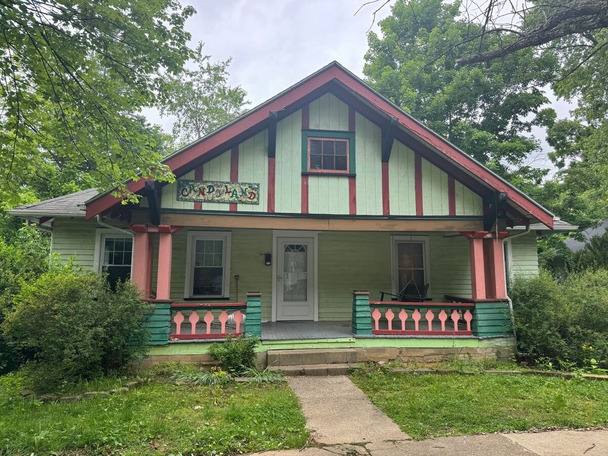 Photo - 109 E 12th St House